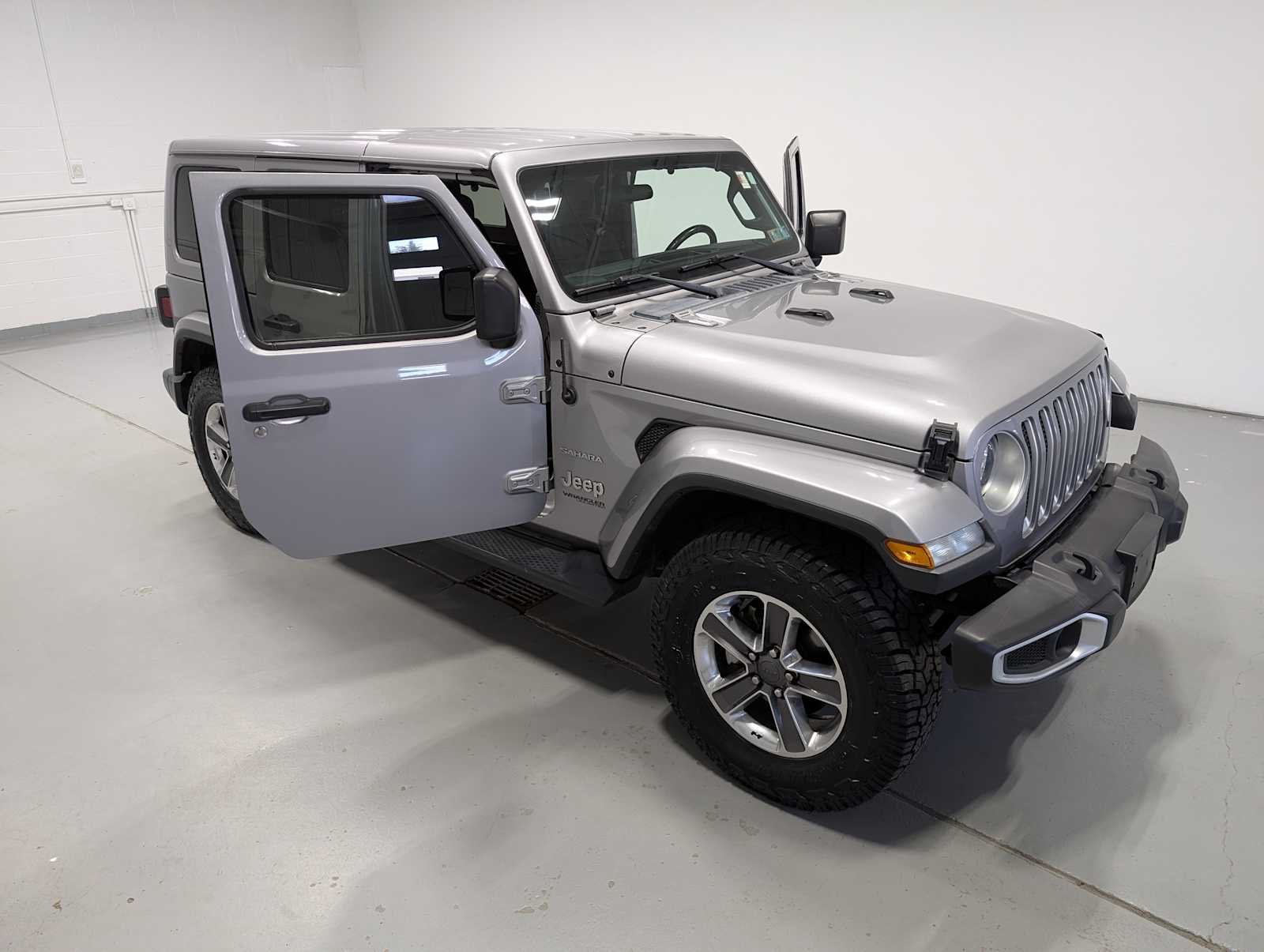 Used 2020 Billet Silver Metallic Clearcoat Jeep Sahara image 16
