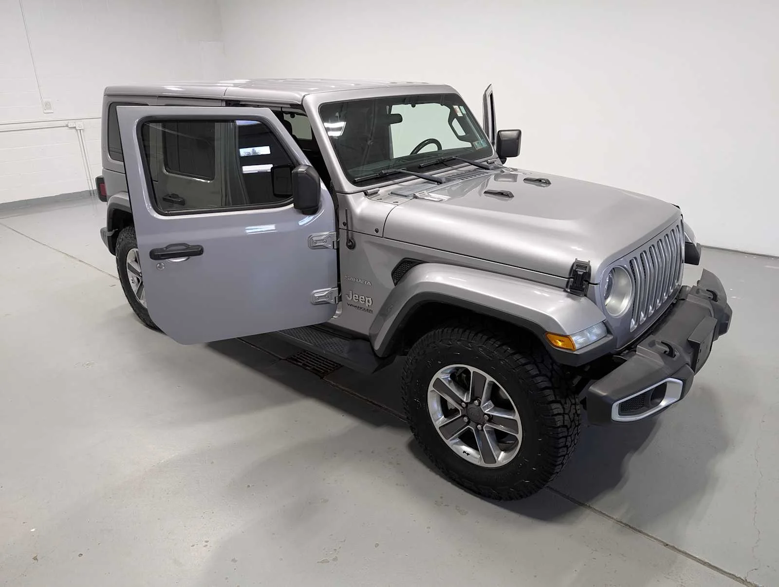 Used 2020 Billet Silver Metallic Clearcoat Jeep Sahara image 16