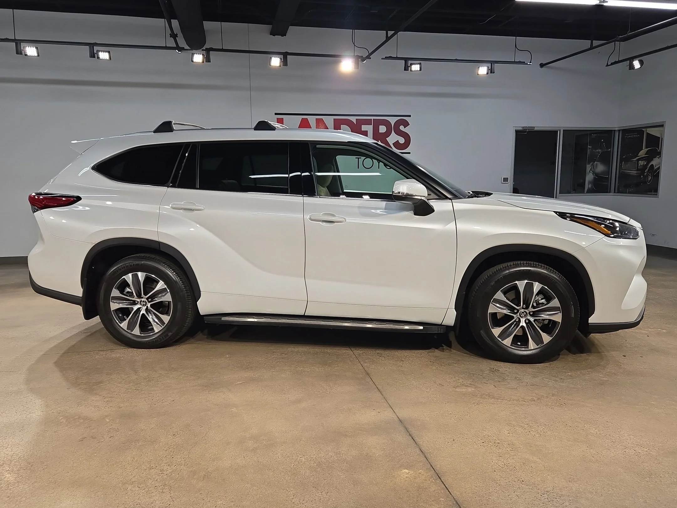 Used 2022 Wind Chill Pearl Toyota XLE image 8