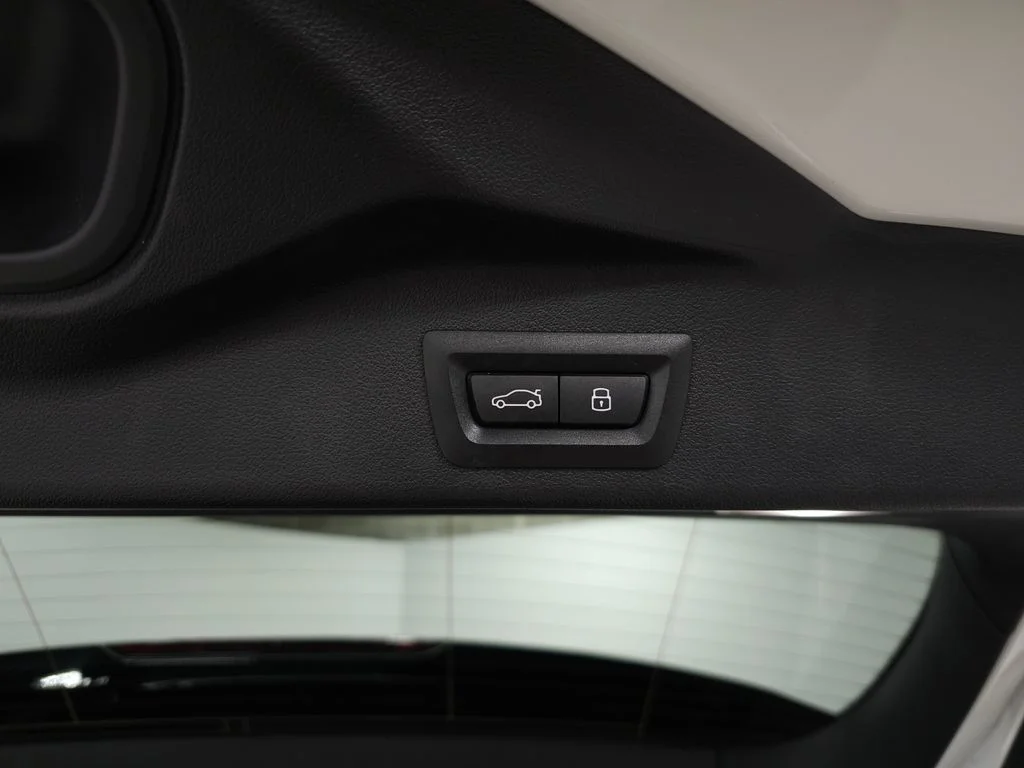 Used 2025 White BMW xDrive40i image 7