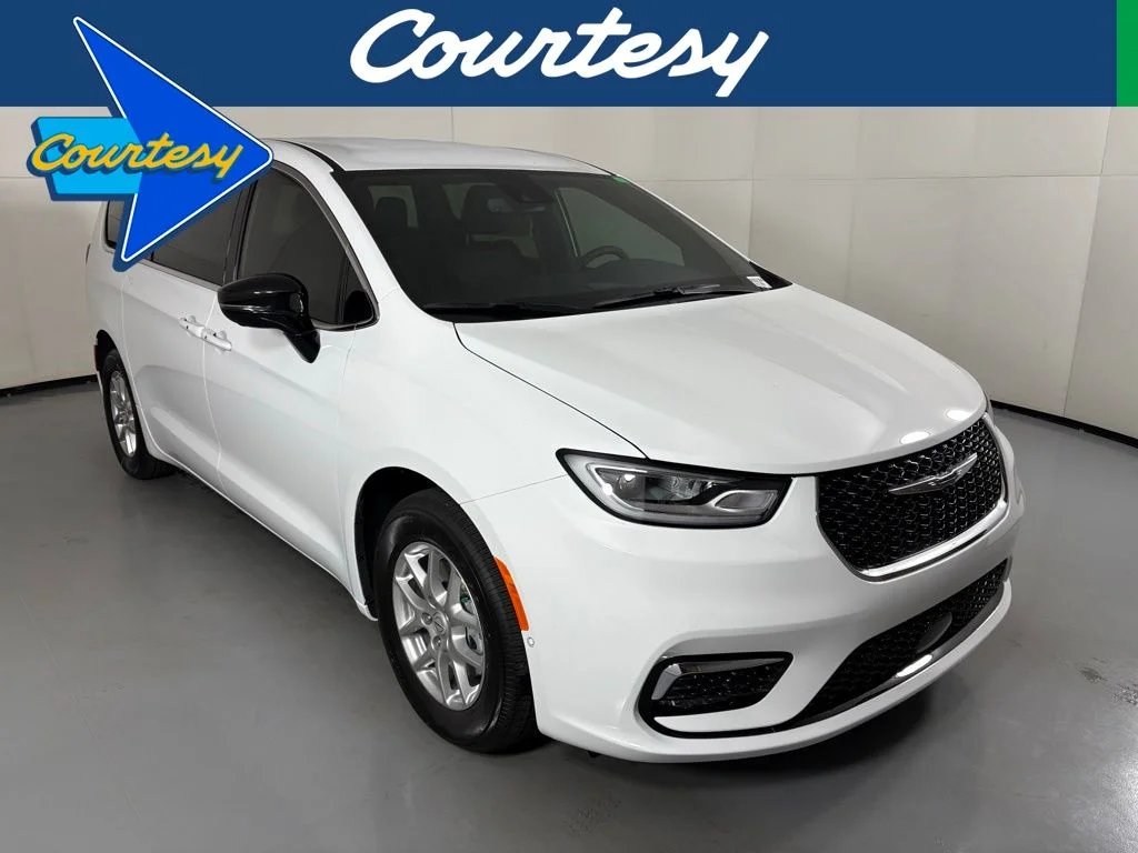 2026 Chrysler Pacifica Select's photo