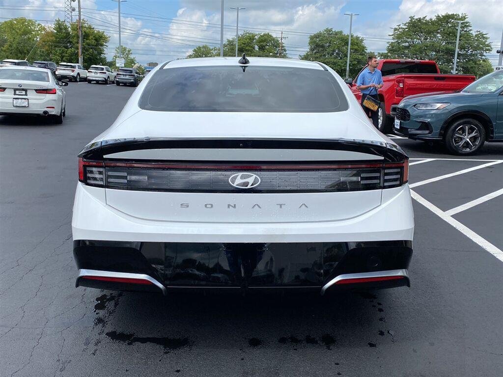 Used 2025  Hyundai  image 4