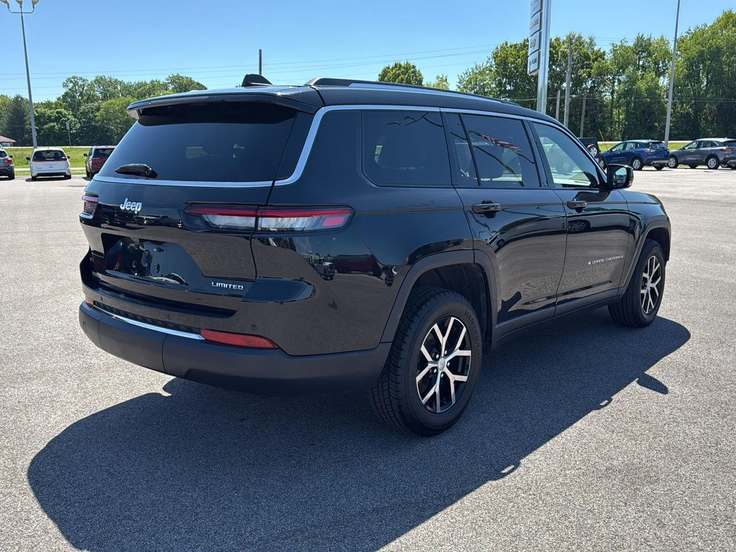 Used 2023 Diamond Black Crystal Pearlcoat Jeep Limited image 17