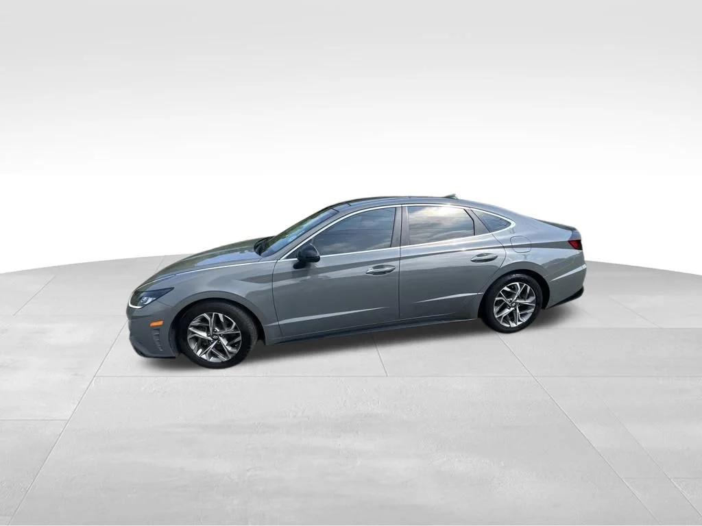 Used 2022 Gray Hyundai SEL image 3