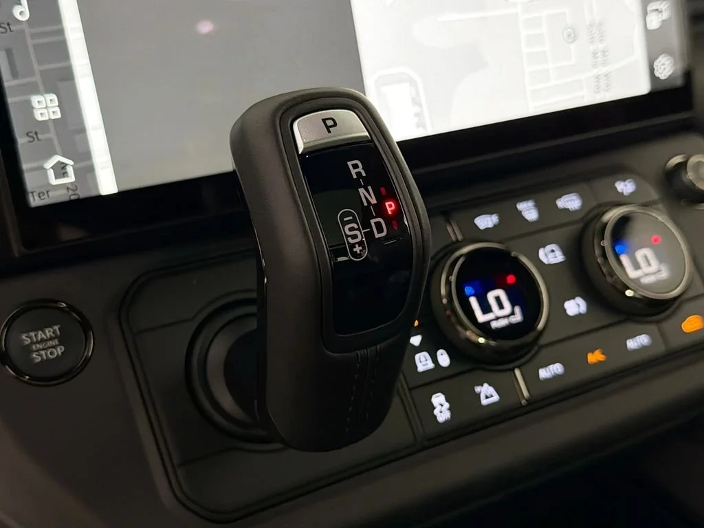 2026 Land Rover Defender OCTA Black - Photo 17