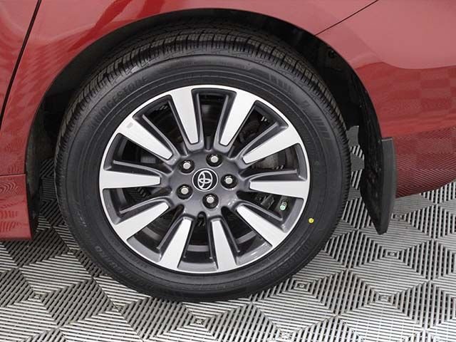 Used 2020 Salsa Red Pearl Toyota XLE 7-Passenger image 20