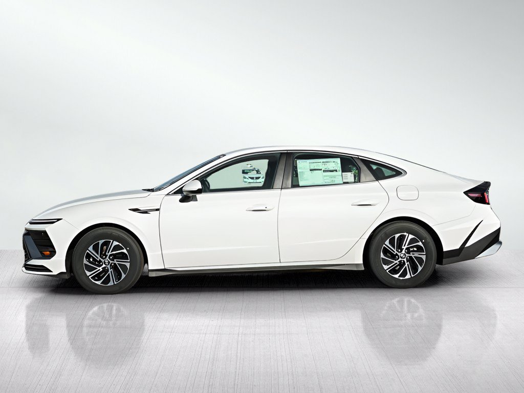 New 2026 Serenity White Hyundai Blue FWD image 4