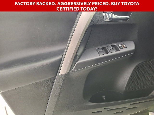 Used 2018 Silver Toyota XLE image 14