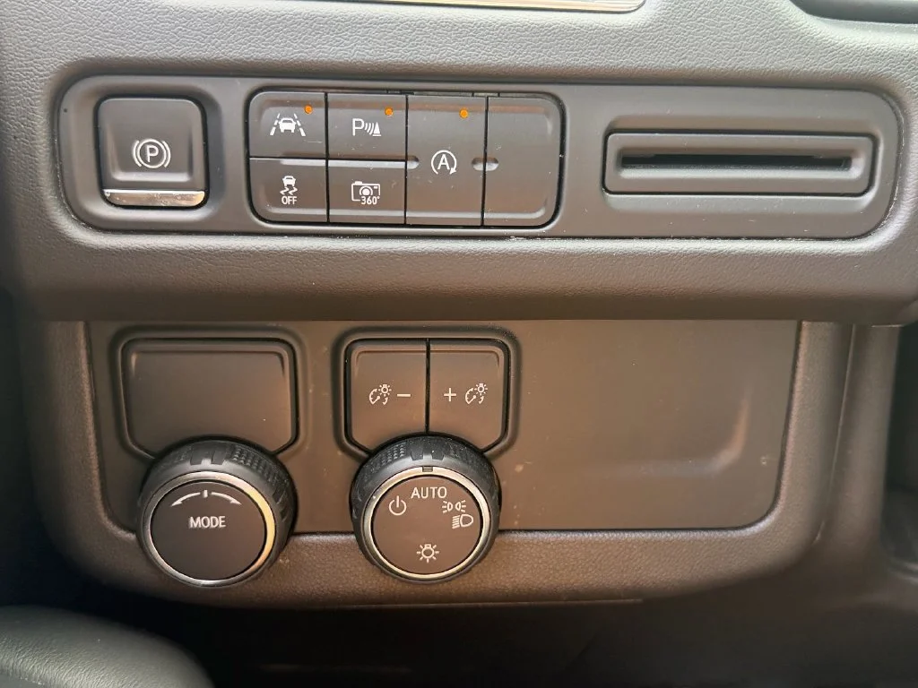 Used 2023 BLACK Chevrolet RST image 35