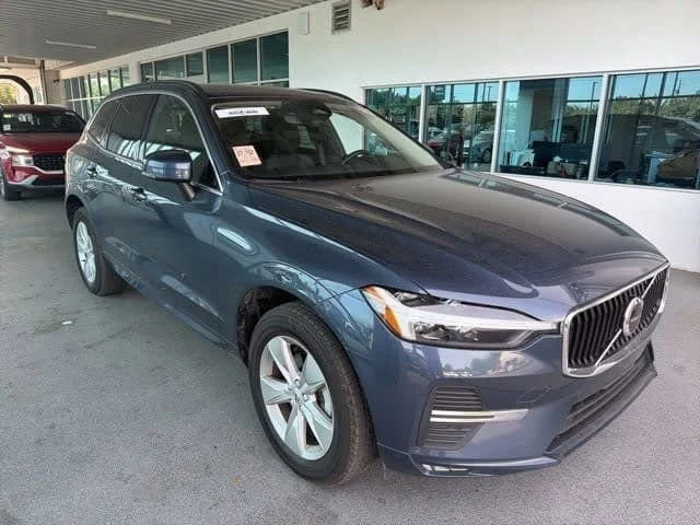 Used 2022 Blue Volvo Momentum image 9