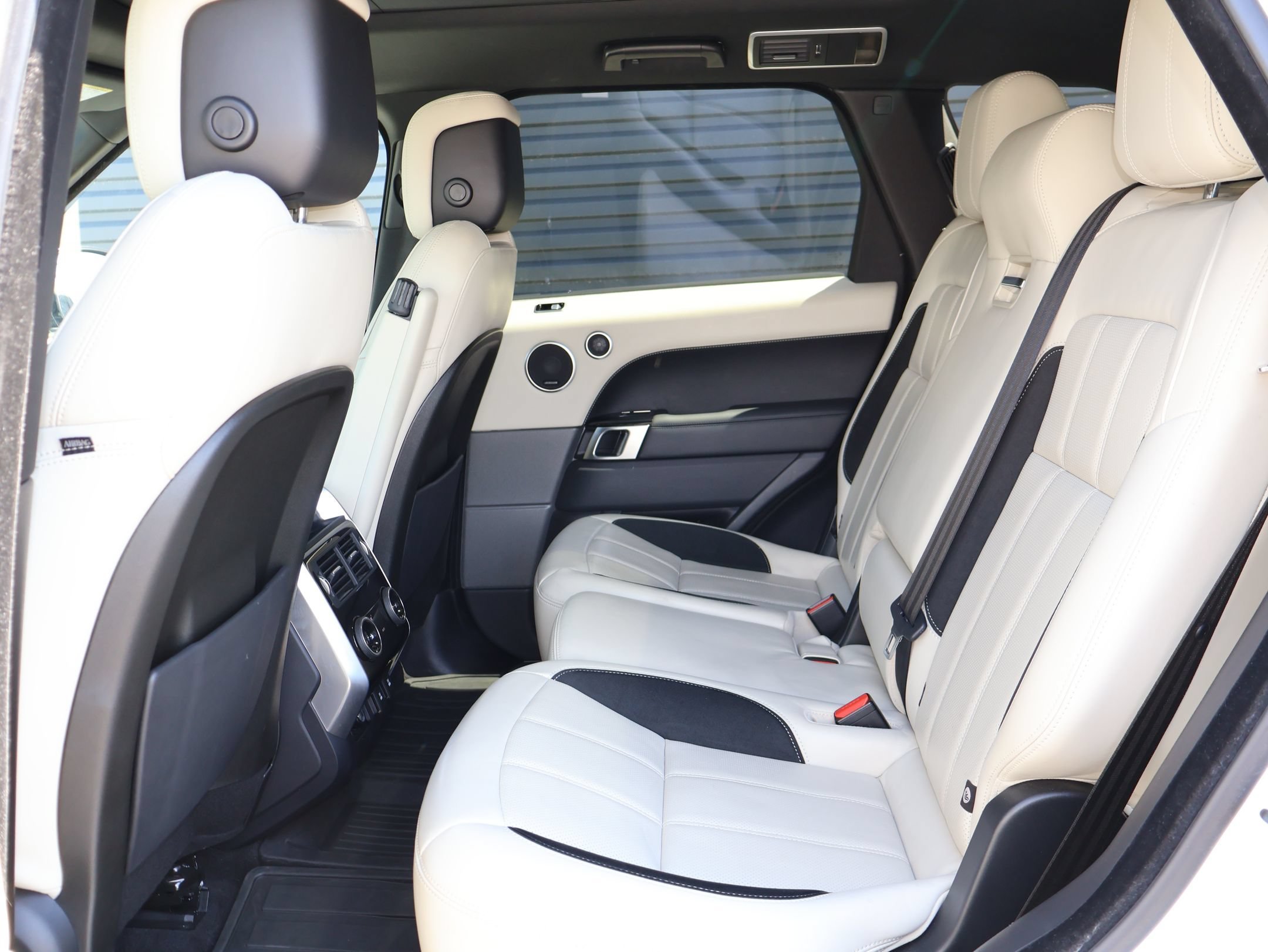 Used 2020 Fuji White Land Rover HSE Dynamic image 24