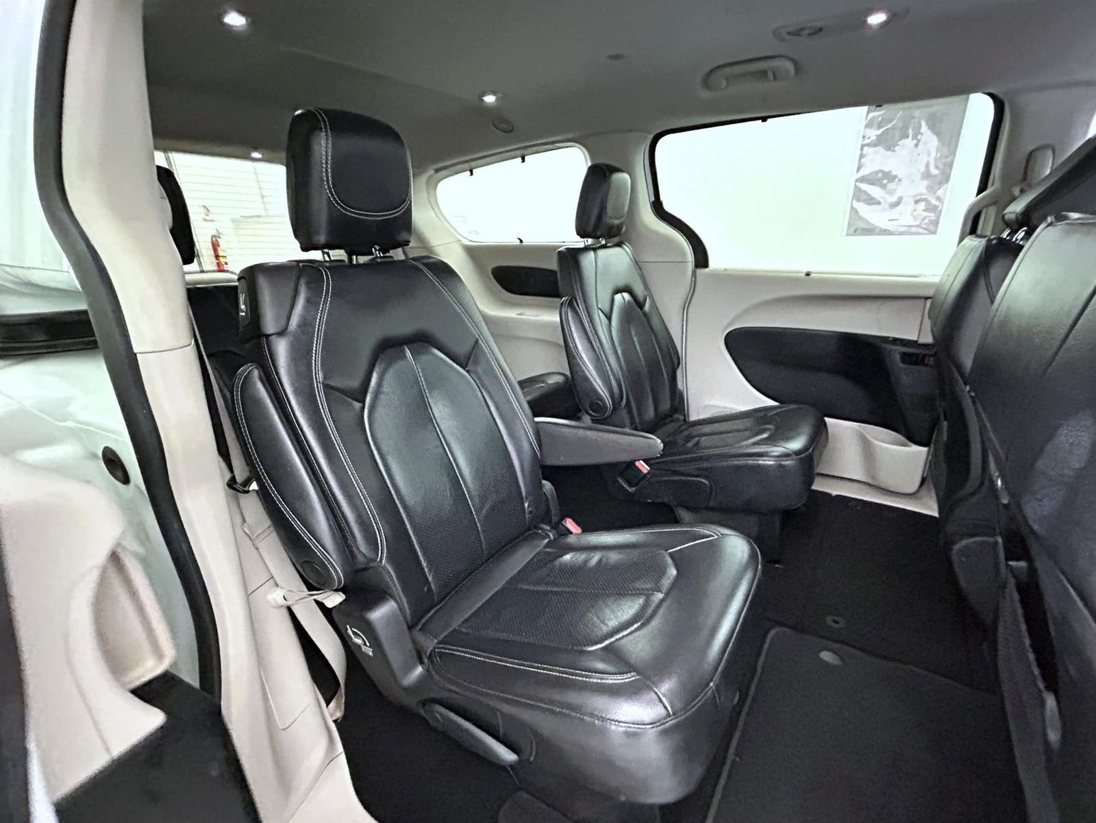 Certified Used 2022 White Chrysler Touring L image 17