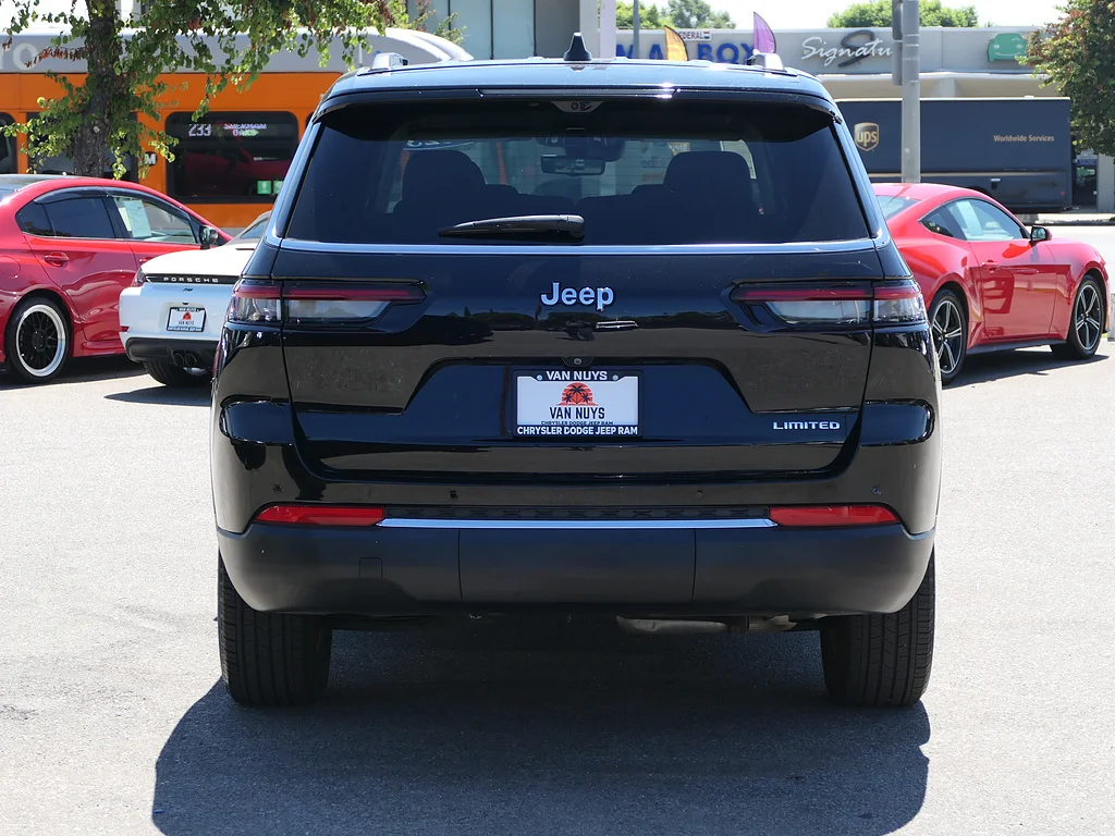 Used 2023 Diamond Black Crystal Pearl Coat Jeep Limited image 6