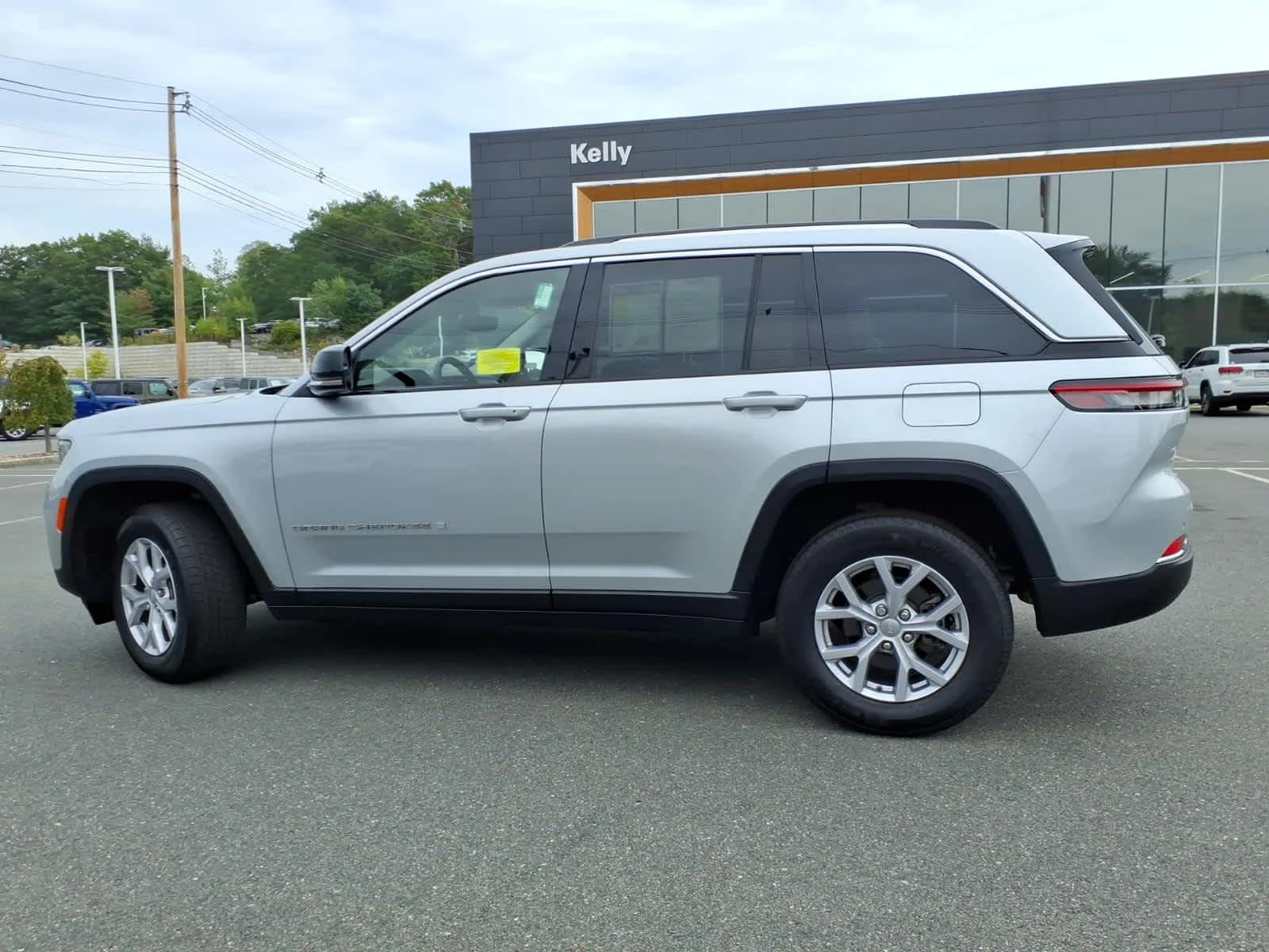 Used 2022 Silver Zynith Jeep Limited image 12