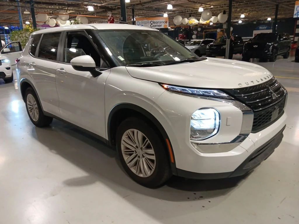 Used 2024  Mitsubishi ES image 1