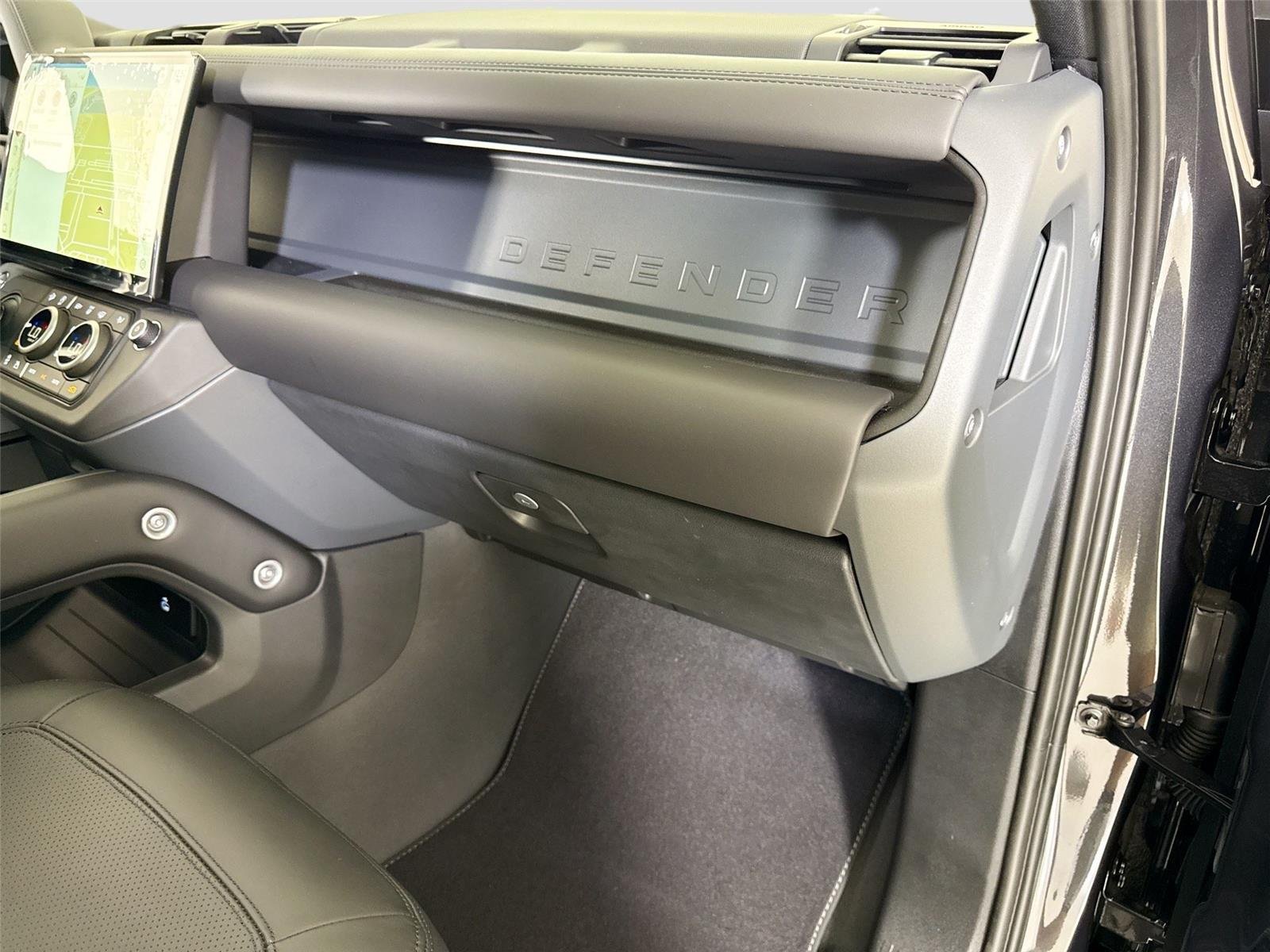 Used 2026 Carpathian Grey Premium Metallic Land Rover X-Dynamic SE | Urban Widetrack Build image 32