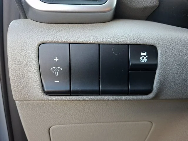 Used 2017 Silver Kia LX image 25