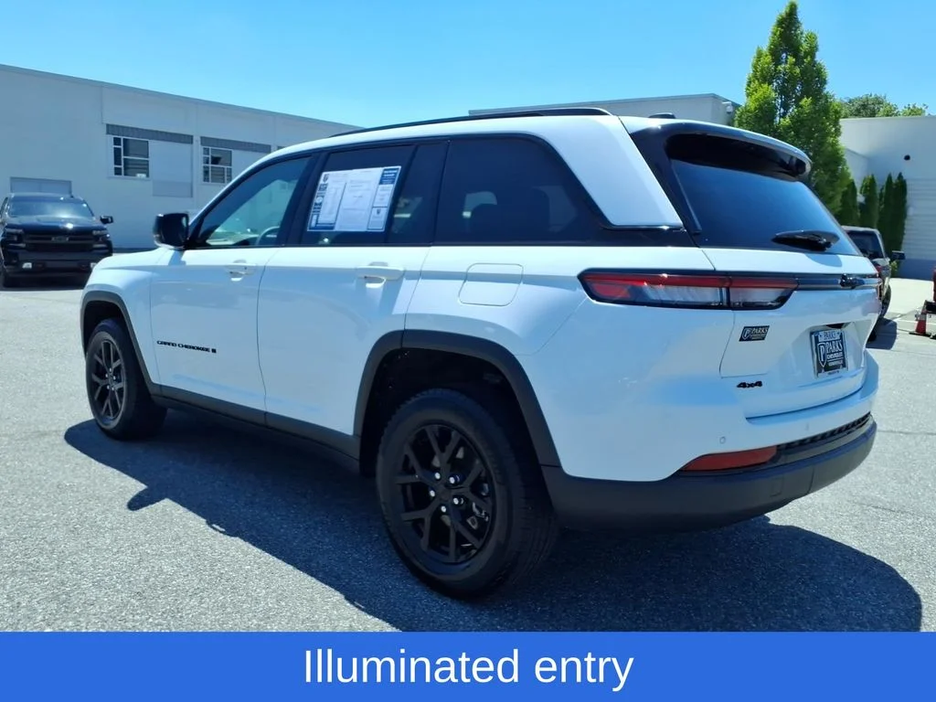 Used 2025 White/off-white Jeep Altitude image 30