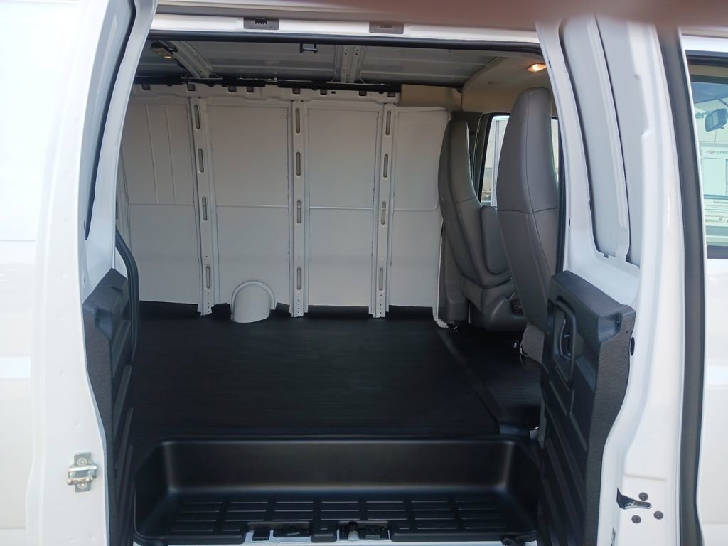 2025 Chevrolet Express Cargo Work Van - Photo 28