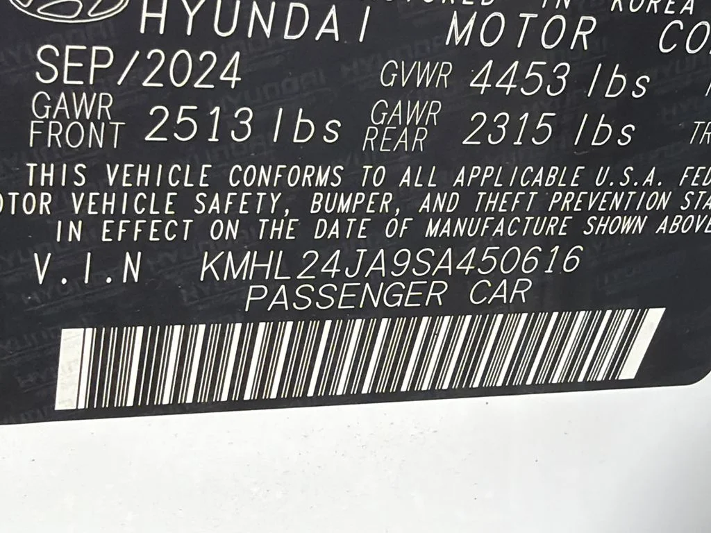 Used 2025 White Hyundai SE image 31