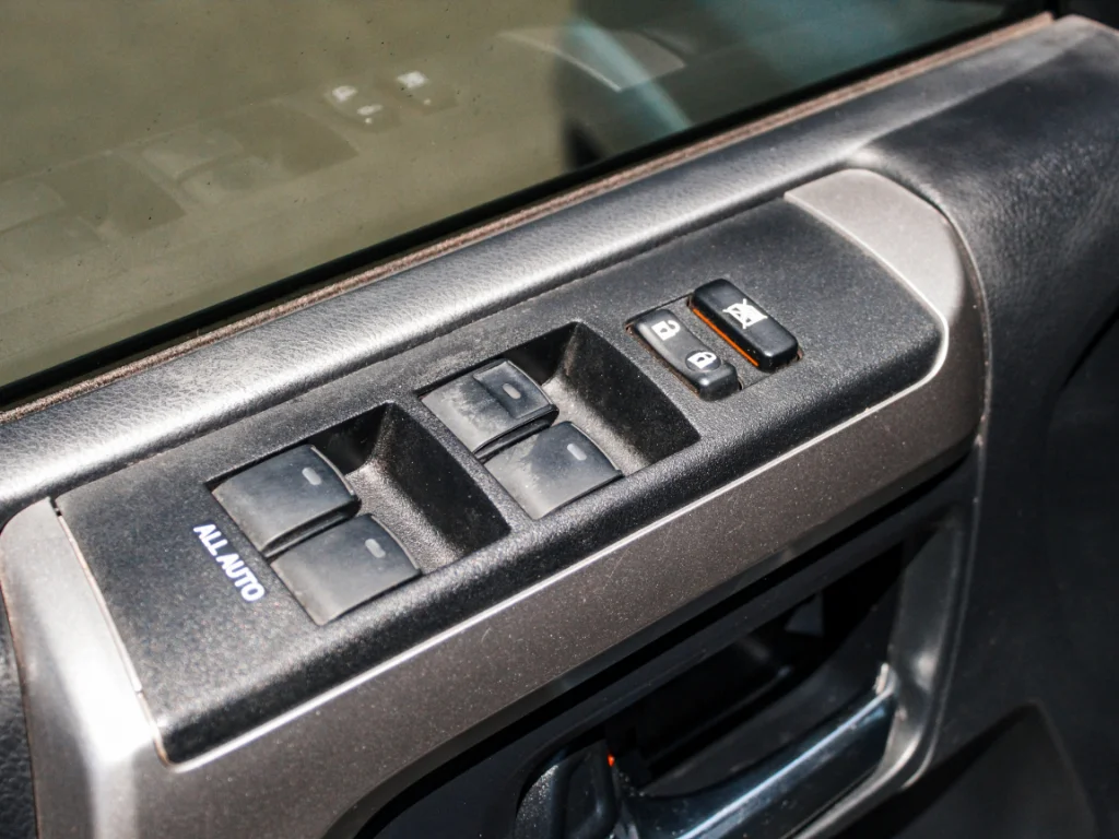 Used 2015 Classic Silver Metallic Toyota SR5 image 9