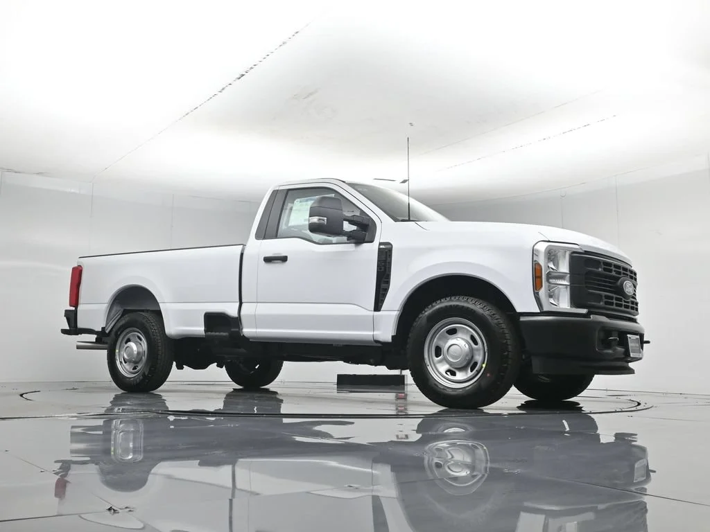 New 2027 Oxford White Ford XLT image 3
