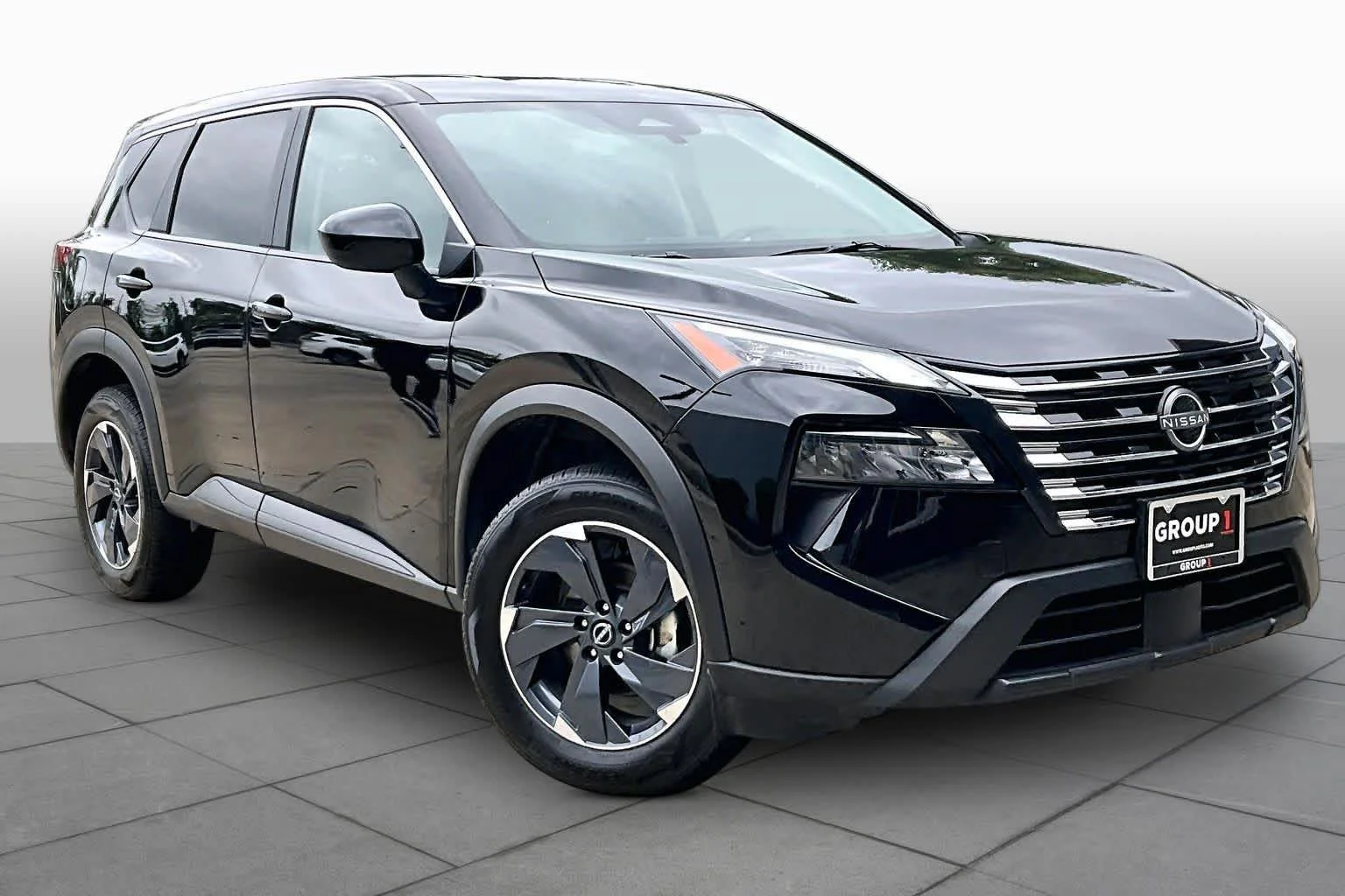 Used 2025 Super Black Nissan SV image 3