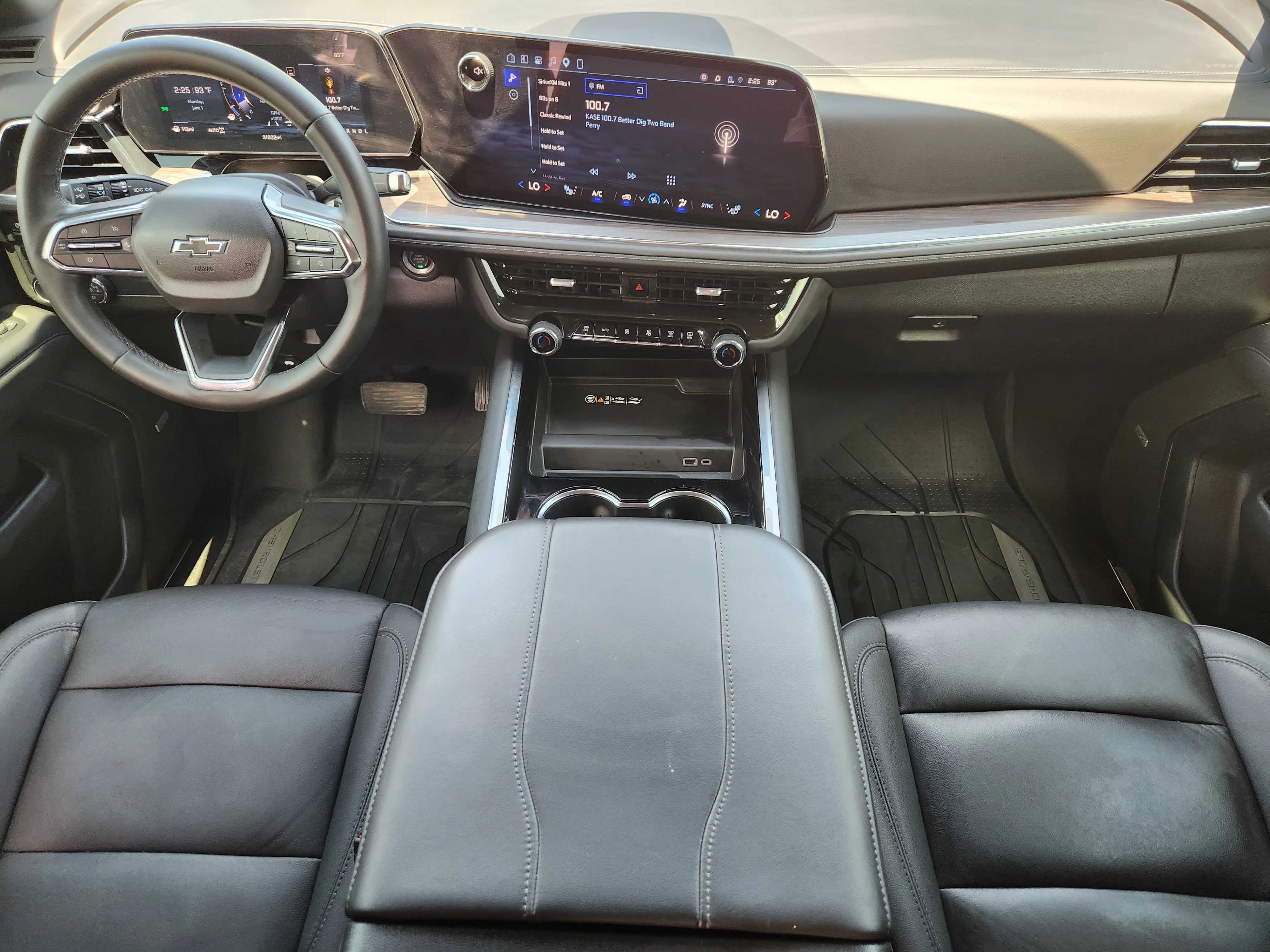 Used 2025 Iridescent Pearl Tricoat Chevrolet Z71 image 26