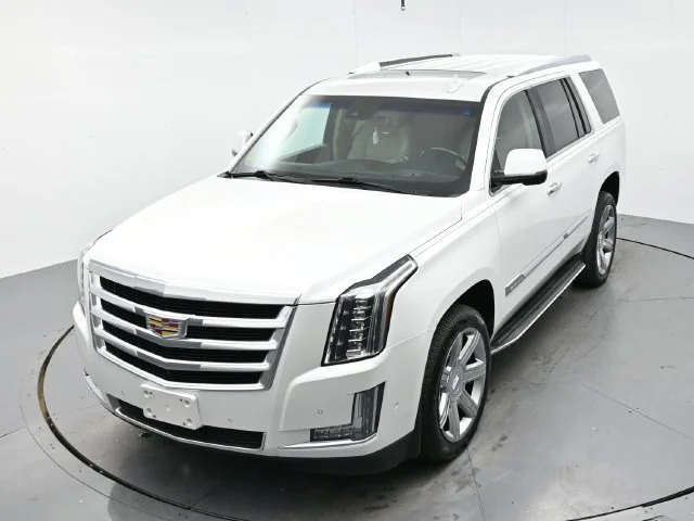 Used 2018 CRYSTAL WHITE TRICOAT Cadillac Luxury image 36