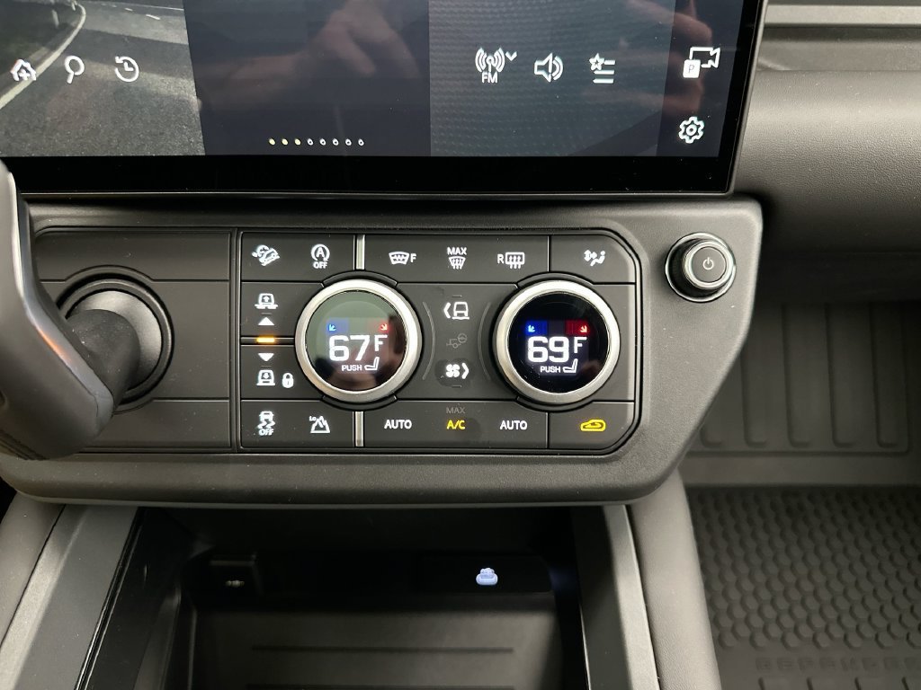 New 2026 Borasco Grey Metallic Land Rover X-Dynamic SE image 13