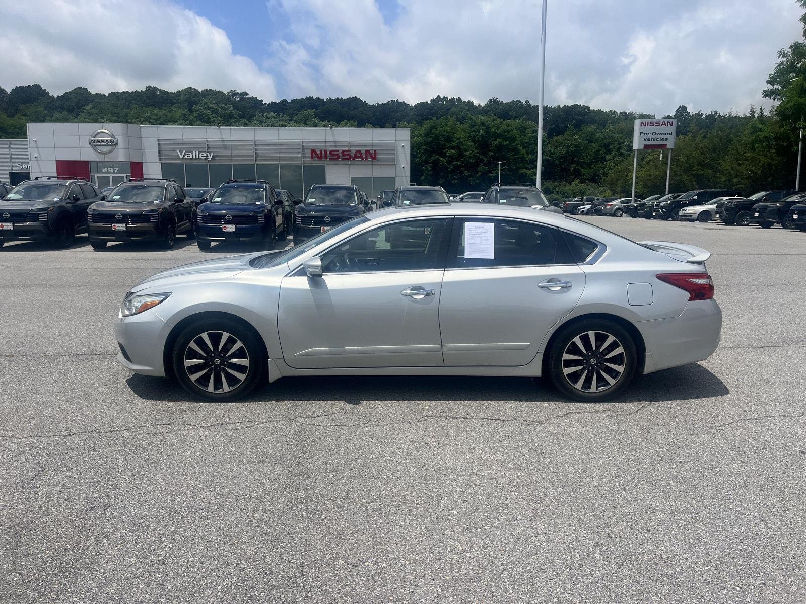 Used 2017 Brilliant Silver Nissan 2.5 SV image 4