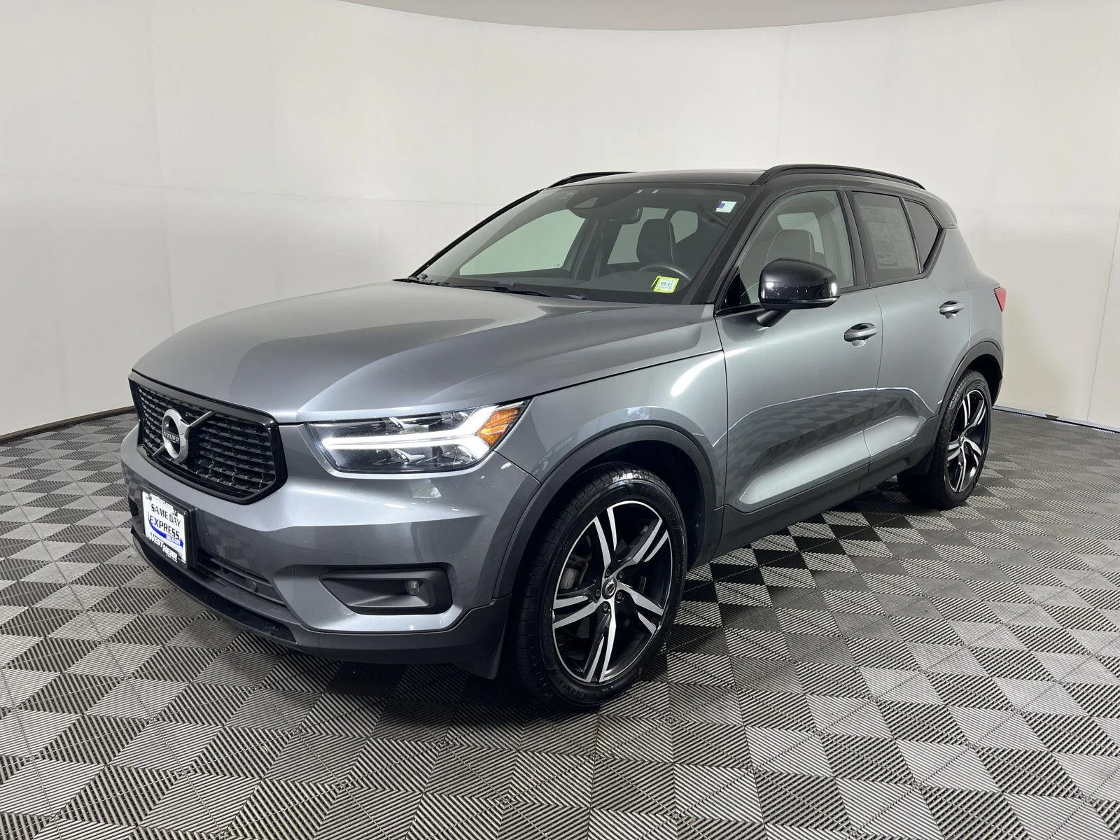 Used 2019 Gy Volvo R-Design image 7