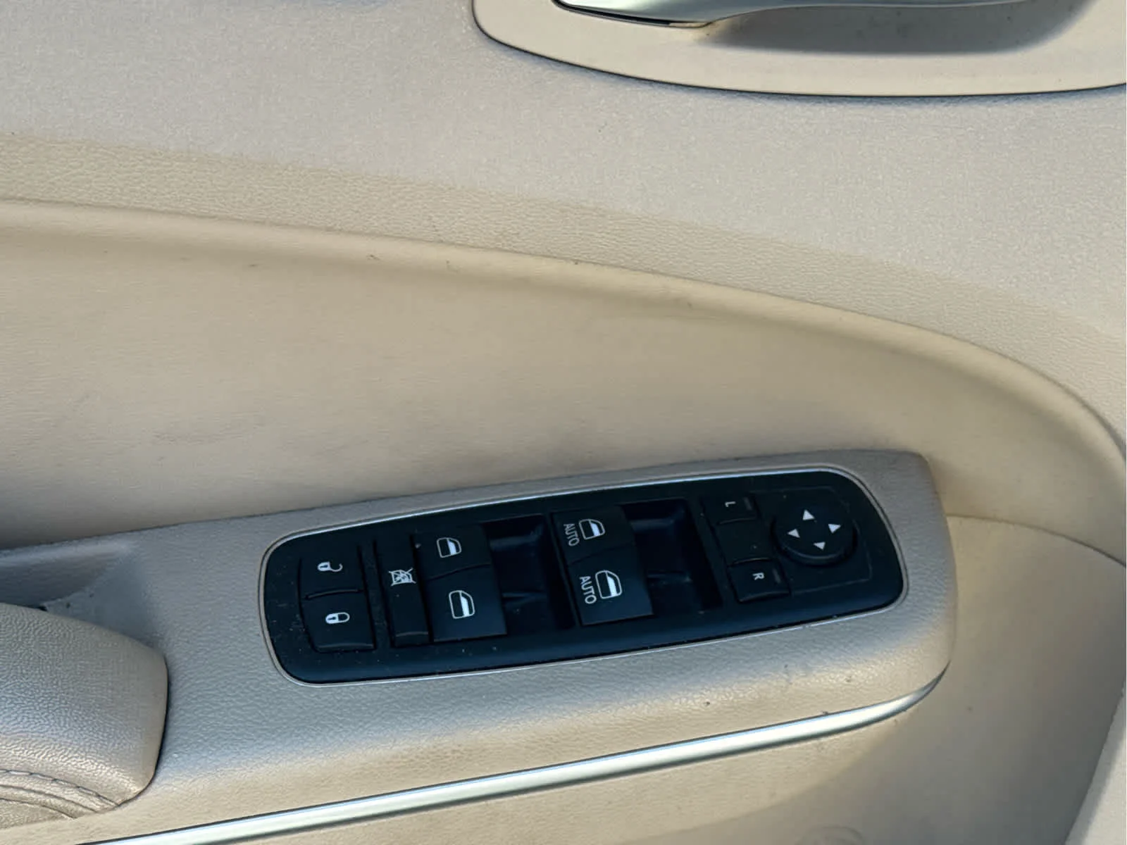 Used 2012 Ivory Tri-Coat Pearl Chrysler Limited image 9