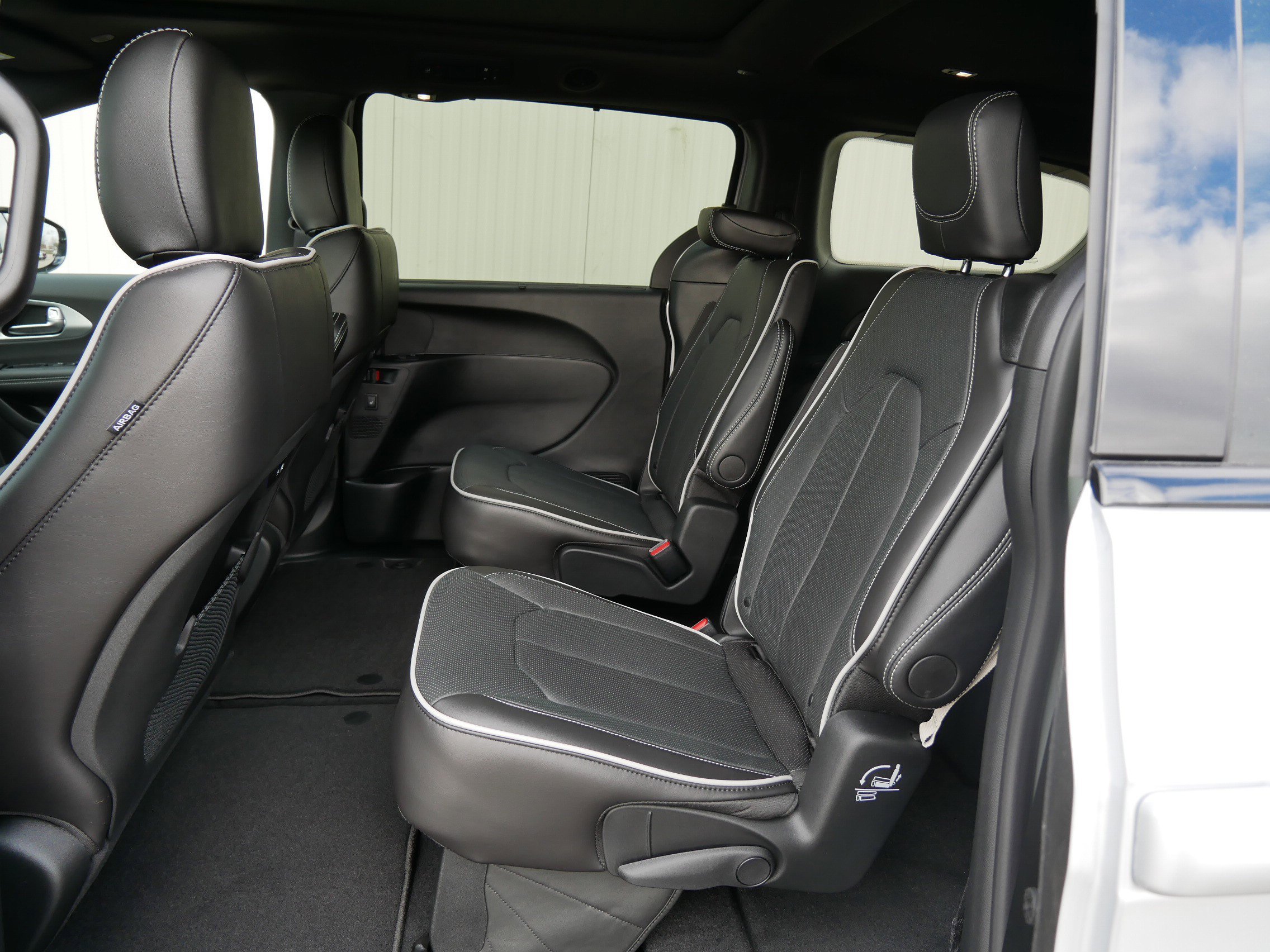 2026 Chrysler Pacifica Limited - Photo 8