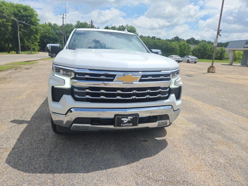 Used 2023 Iridescent Pearl Tricoat Chevrolet LTZ image 2