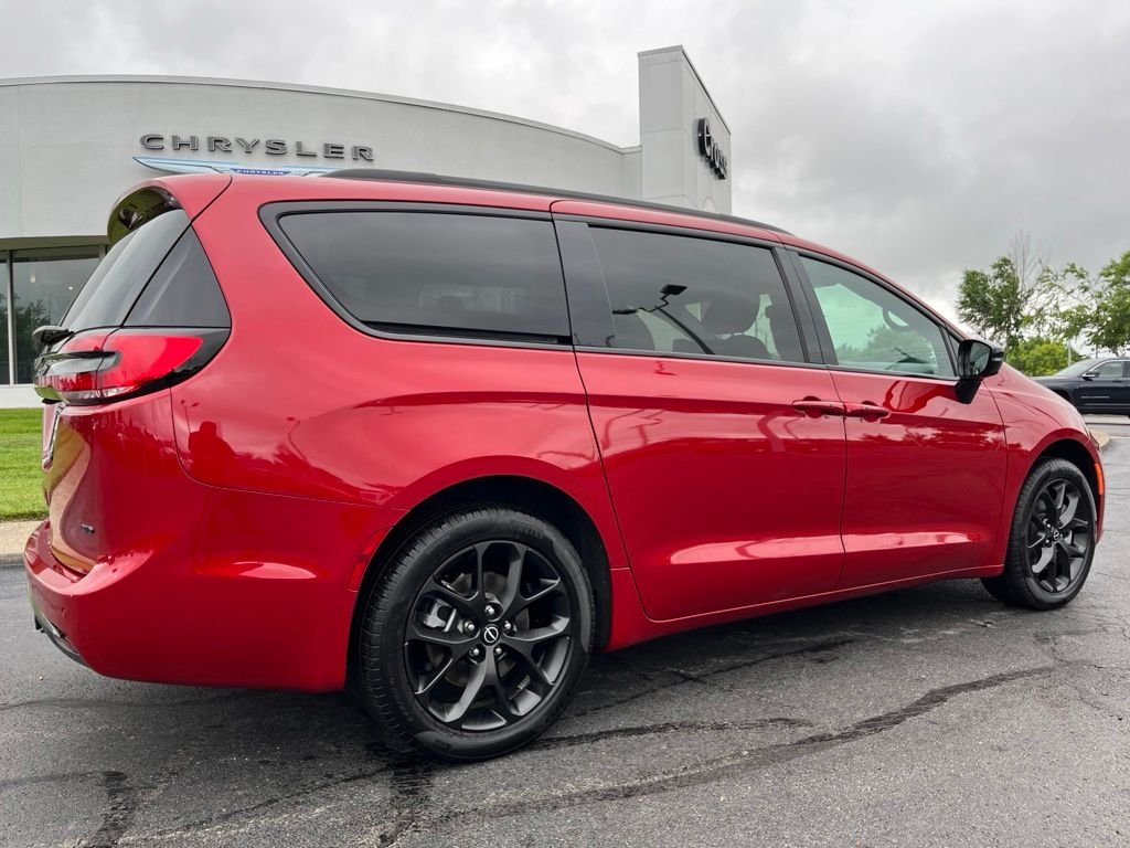 Used 2026 Red Chrysler Limited image 41