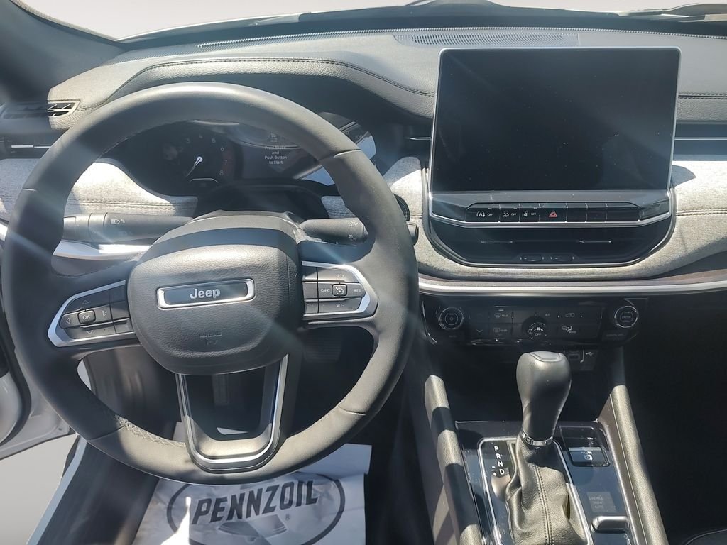 Used 2023 White Jeep Latitude Lux image 10