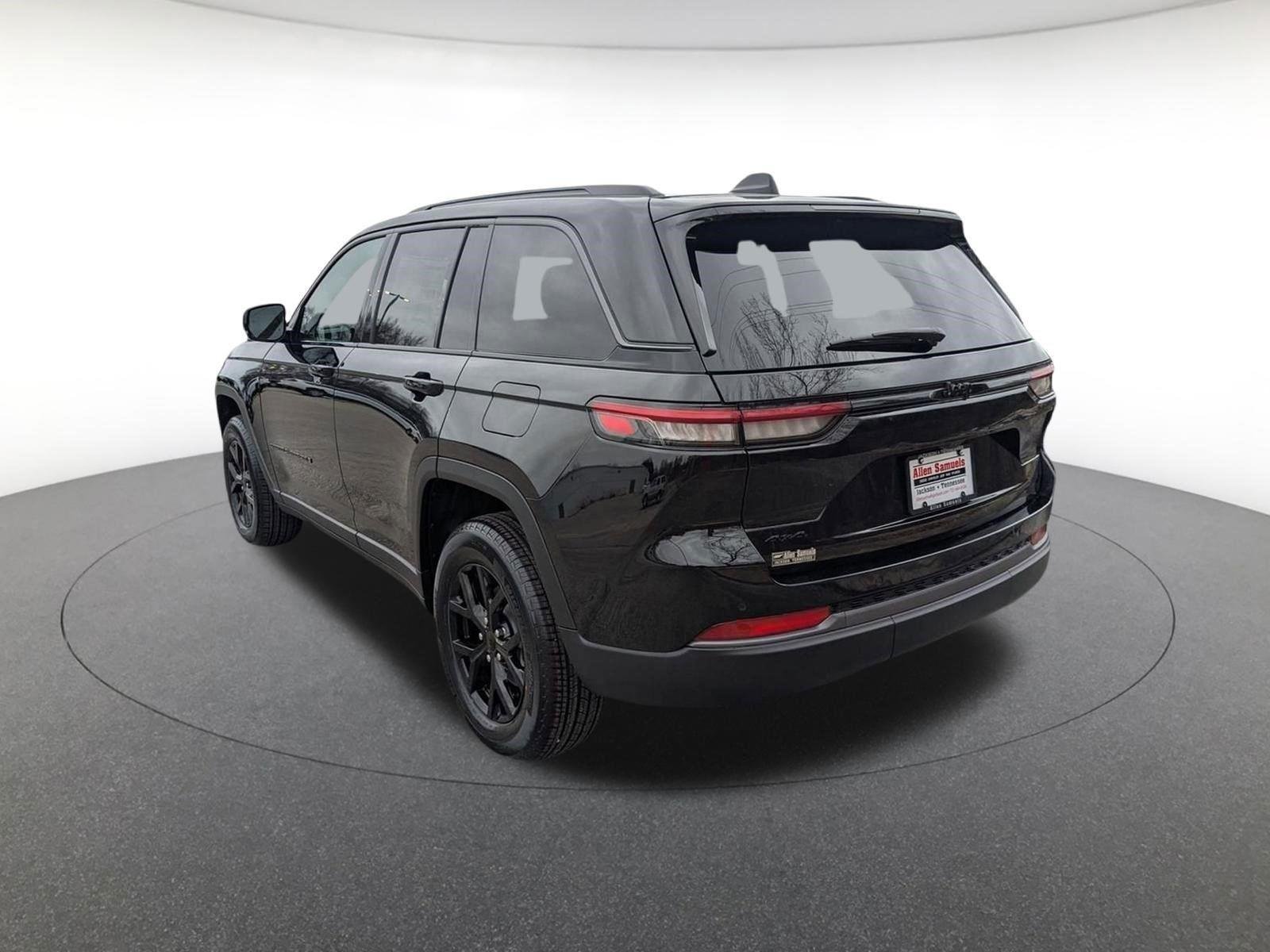 New 2026 Diamond Black Crystal Pearl-Coat Exterior Paint Jeep Laredo Altitude image 3
