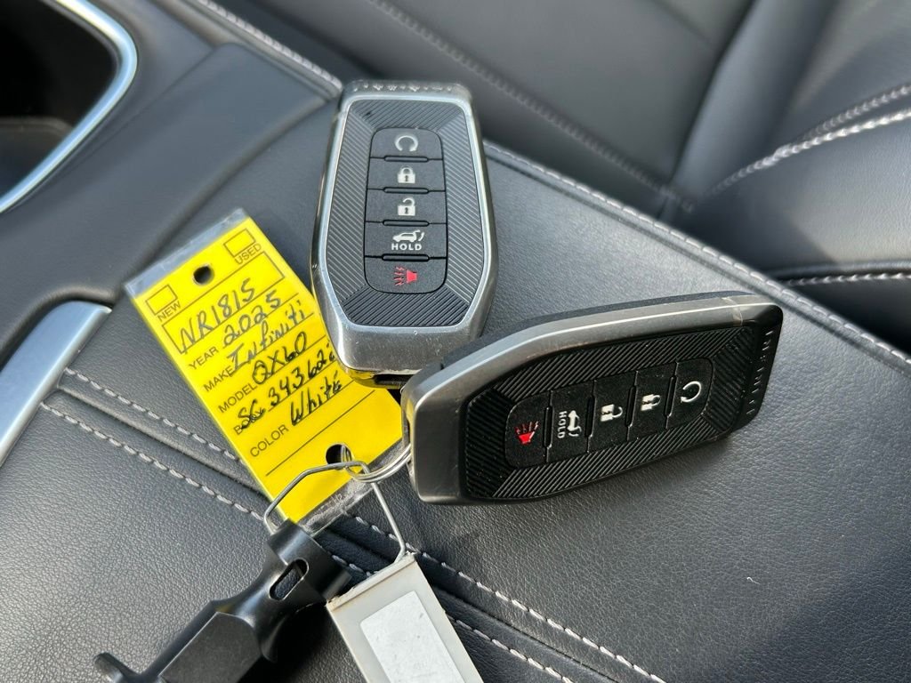 Used 2025 White INFINITI LUXE image 39