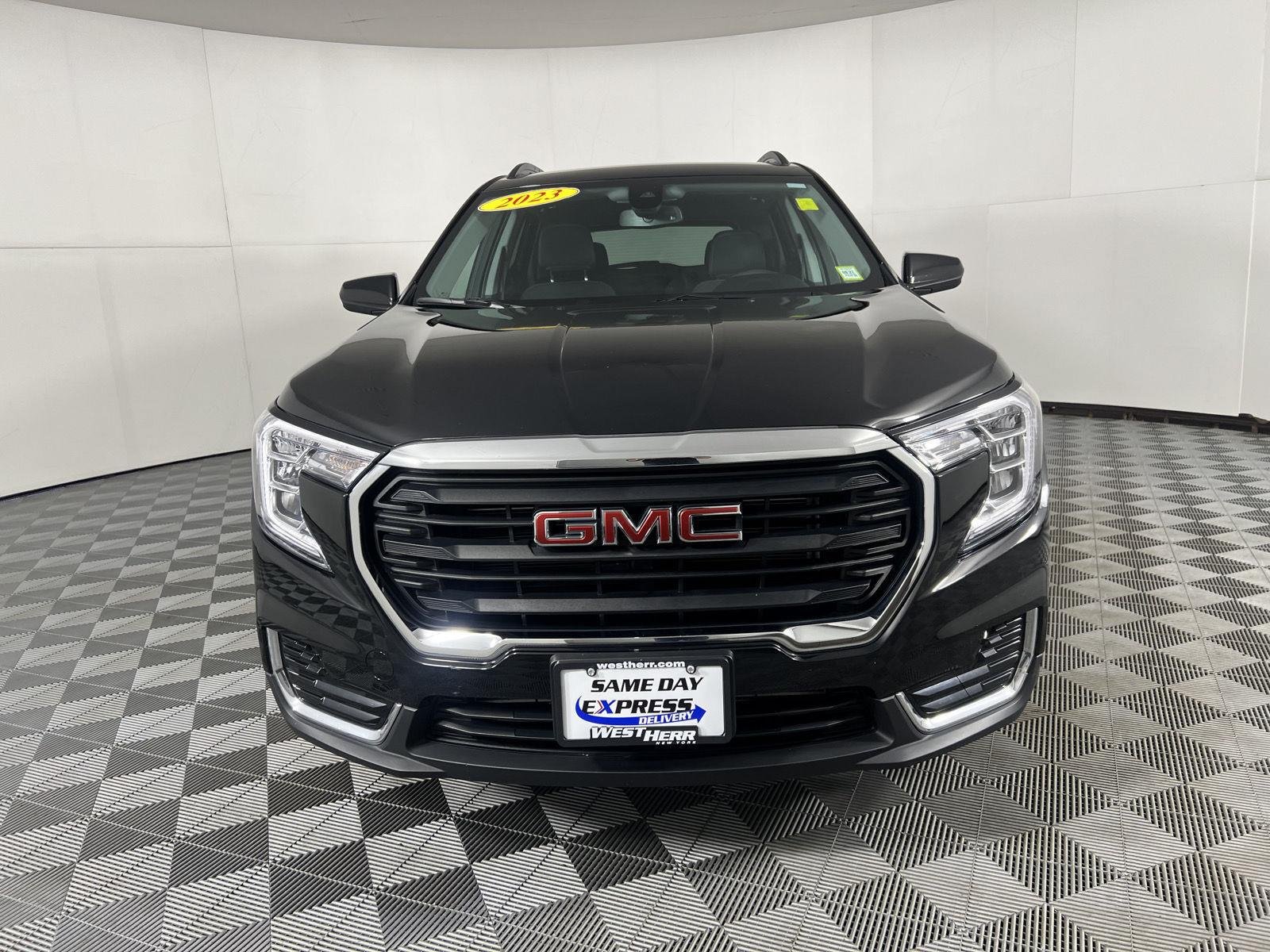 Used 2023 Ebony Twilight Metallic GMC SLE image 17