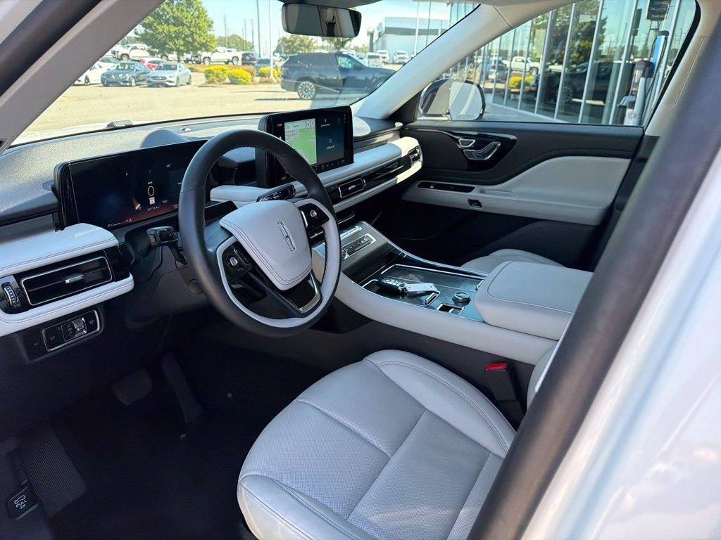 Used 2025 White Lincoln Premiere image 17