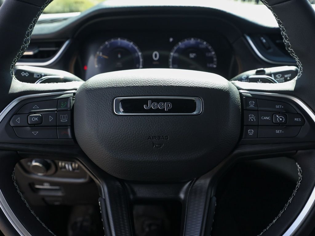 New 2026 Diamond Black Crystal Pearl-Coat Exterior Paint Jeep Laredo image 24