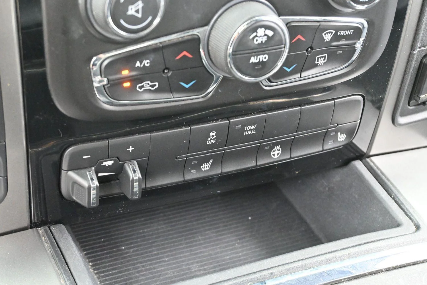 Used 2017 Granite Crystal Metallic Clearcoat Ram Sport image 19