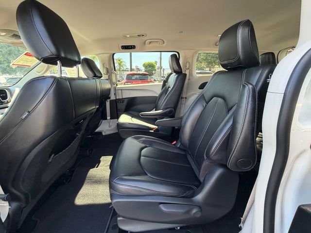 Used 2024 White Chrysler Select image 36