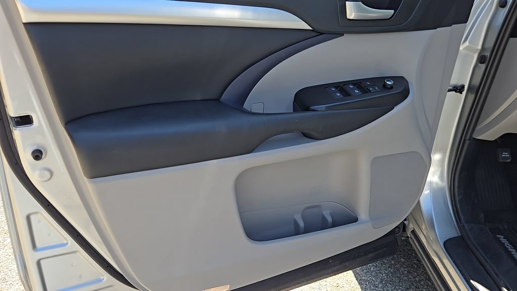 Used 2019 Celestial Silver Metallic Toyota SE image 8