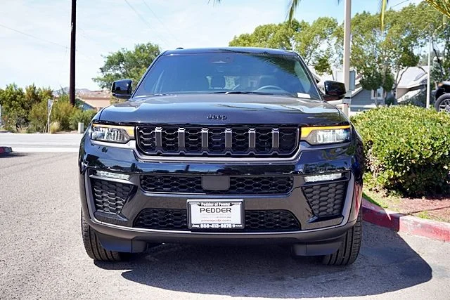 New 2026 Diamond Black Crystal Pearl-Coat Exterior Paint Jeep Limited image 5