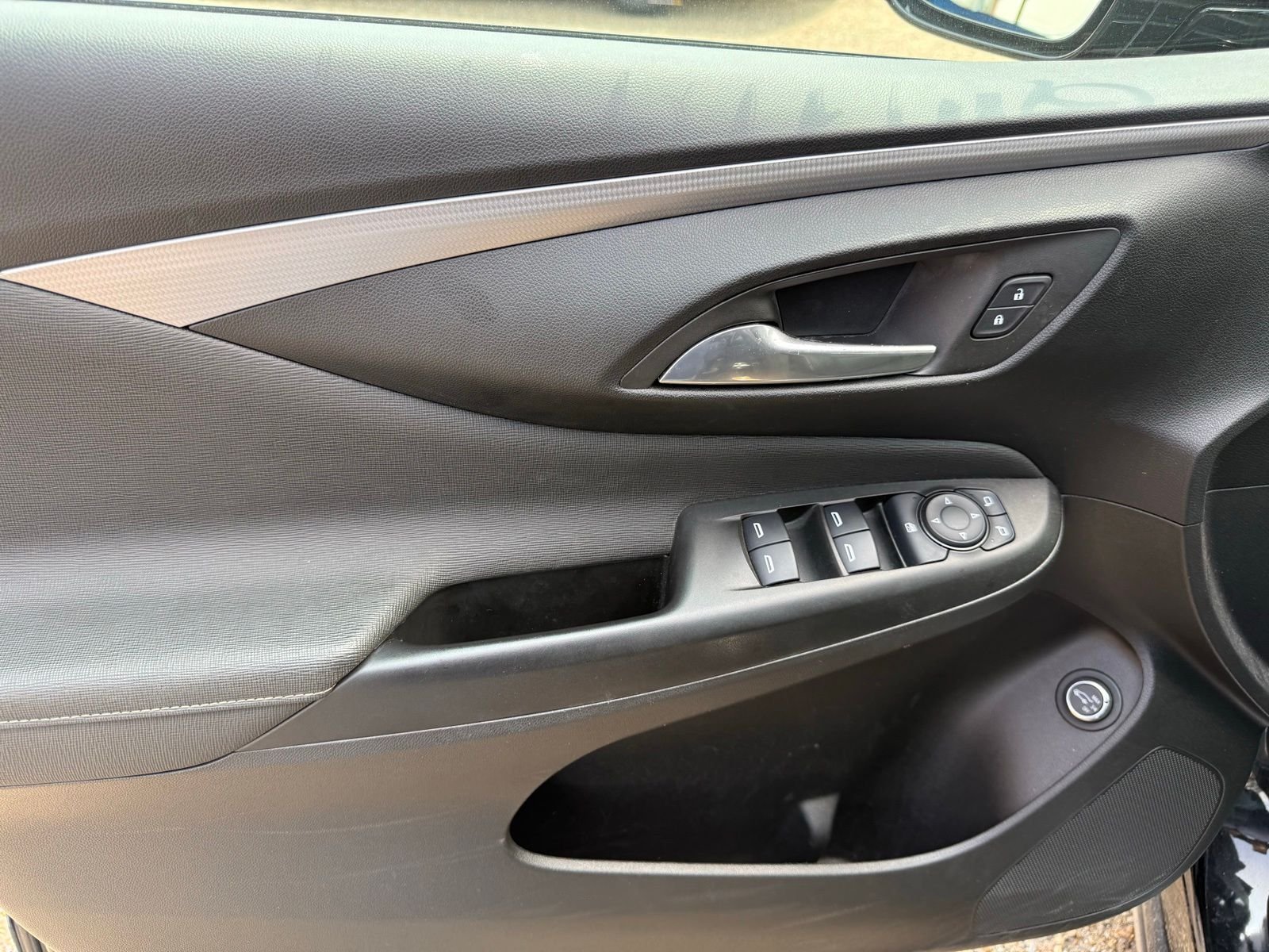 Used 2025 Black Buick Avenir image 11