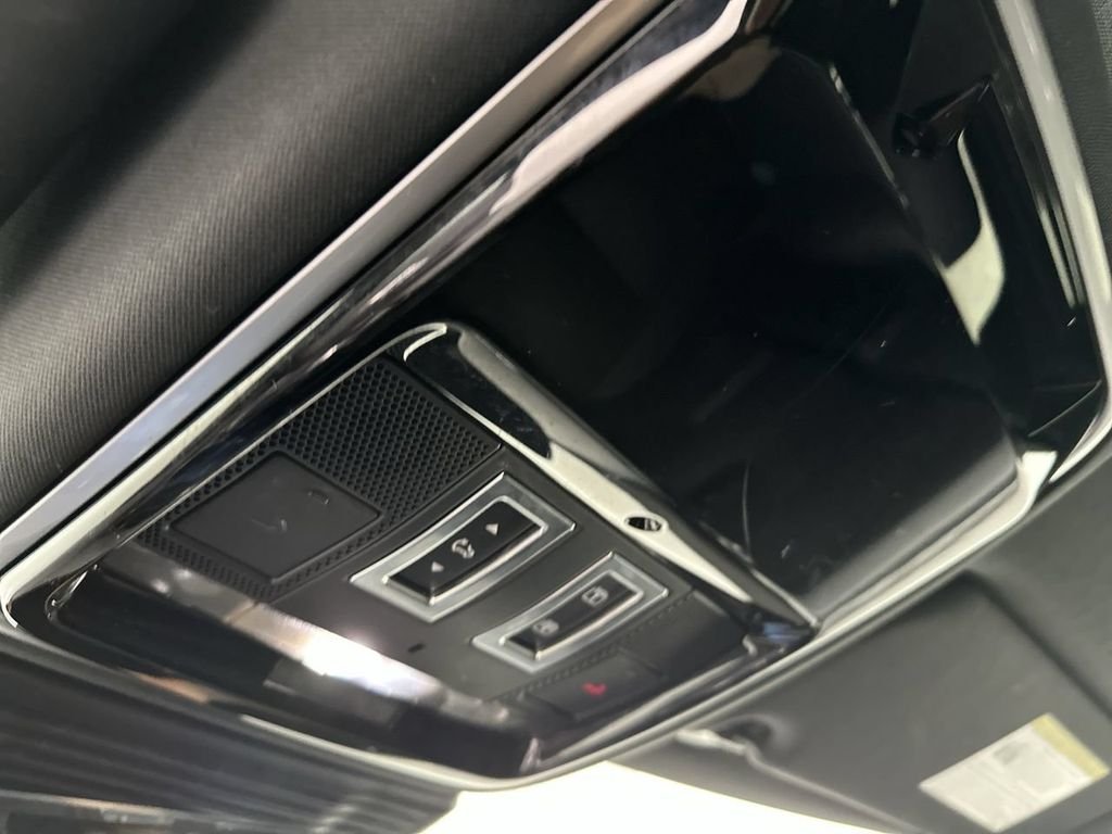 Used 2025  Land Rover Dynamic SE image 9