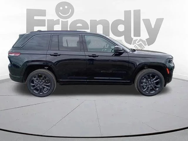 New 2026 Diamond Black Crystal Pearl-Coat Exterior Paint Jeep Limited image 4
