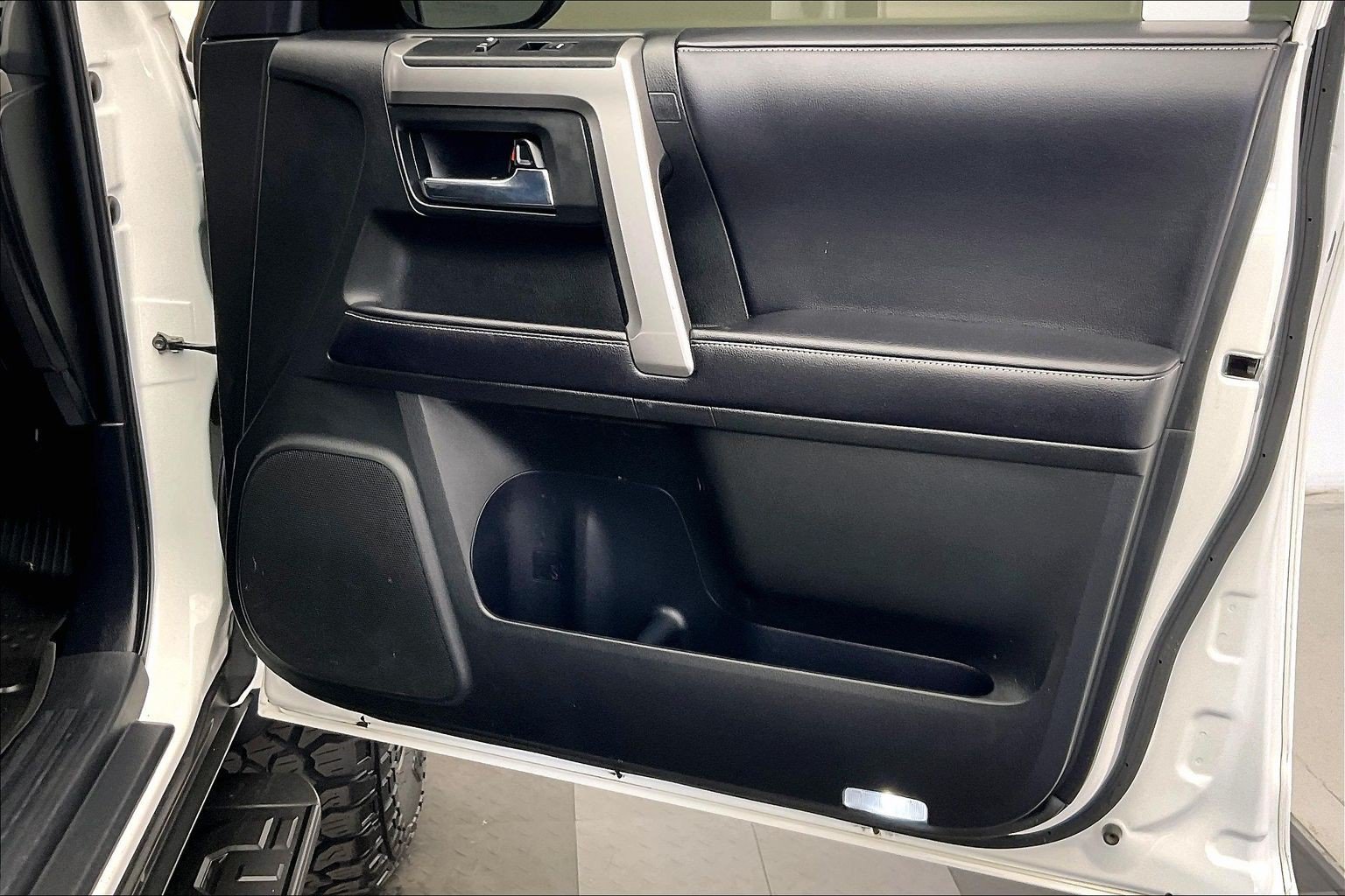Used 2018 Super White Toyota SR5 image 27